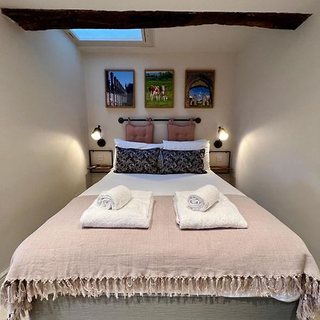 The Lion At West Pennard Hotel Eksteriør billede A bedroom at the hotel