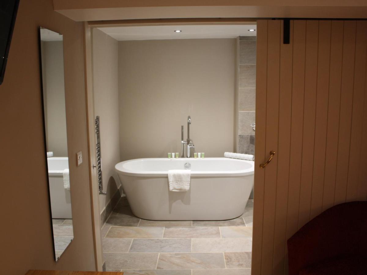 The Lion At West Pennard Hotel Eksteriør billede A freestanding bathtub