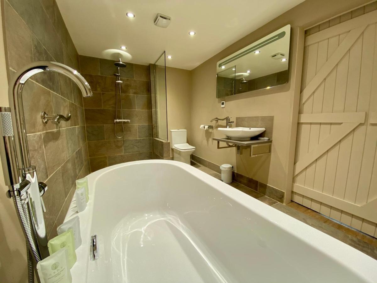 The Lion At West Pennard Hotel Eksteriør billede Bathroom