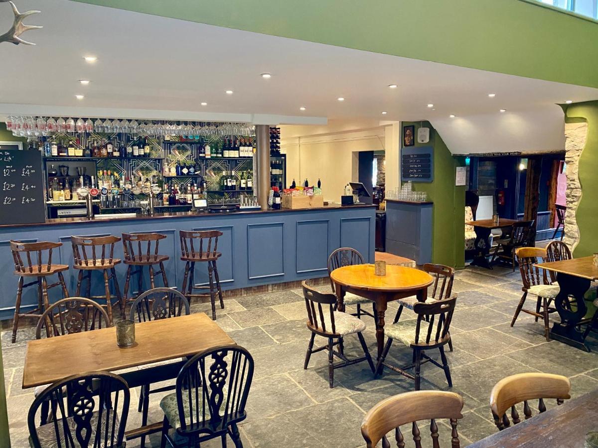 The Lion At West Pennard Hotel Eksteriør billede The interior of the pub