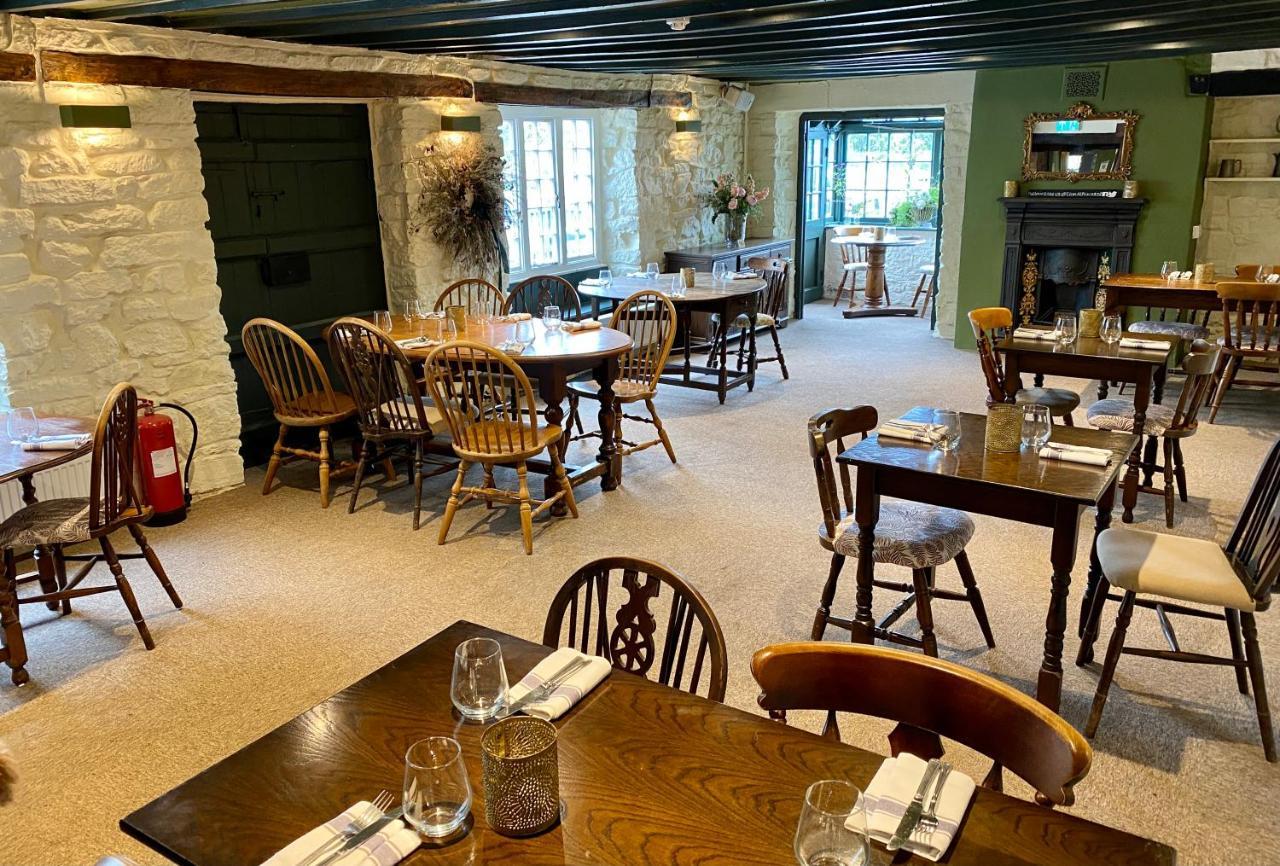 The Lion At West Pennard Hotel Eksteriør billede The interior of the restaurant