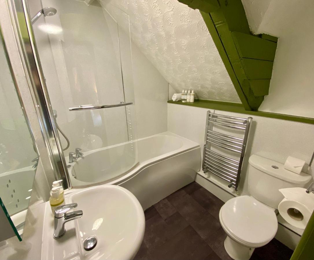 The Lion At West Pennard Hotel Eksteriør billede A bathroom in the UK