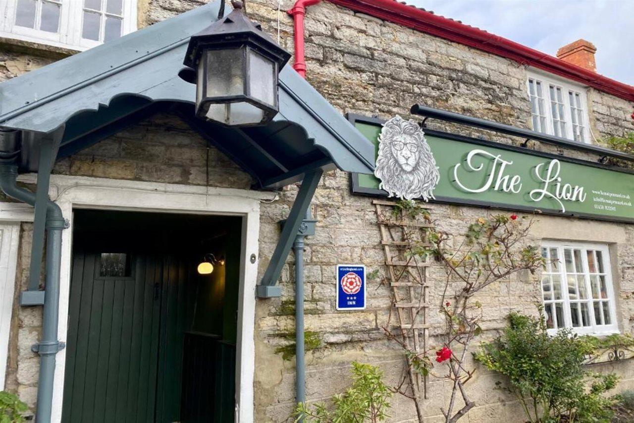The Lion At West Pennard Hotel Eksteriør billede The Lion Inn, Settle