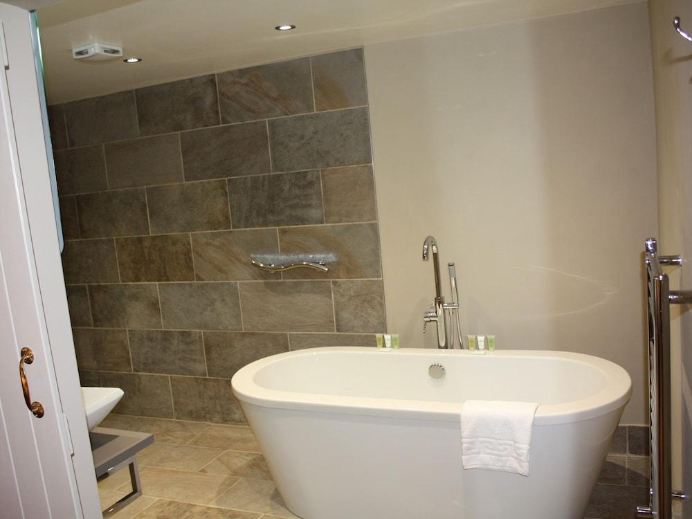 The Lion At West Pennard Hotel Eksteriør billede A freestanding bathtub