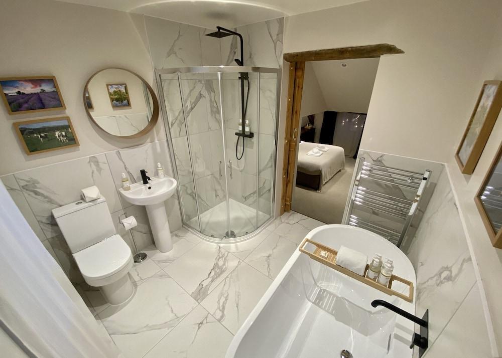 The Lion At West Pennard Hotel Eksteriør billede Bathroom with shower enclosure