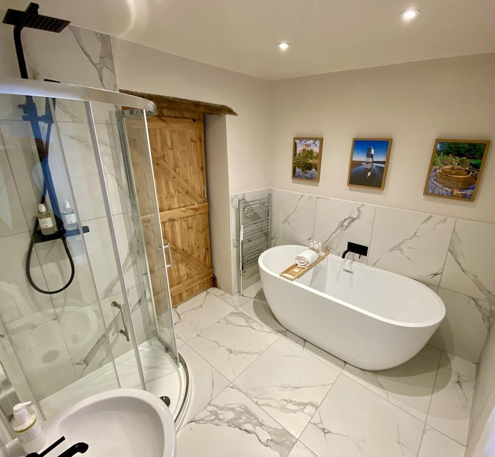 The Lion At West Pennard Hotel Eksteriør billede Bathroom with shower enclosure and freestanding bath