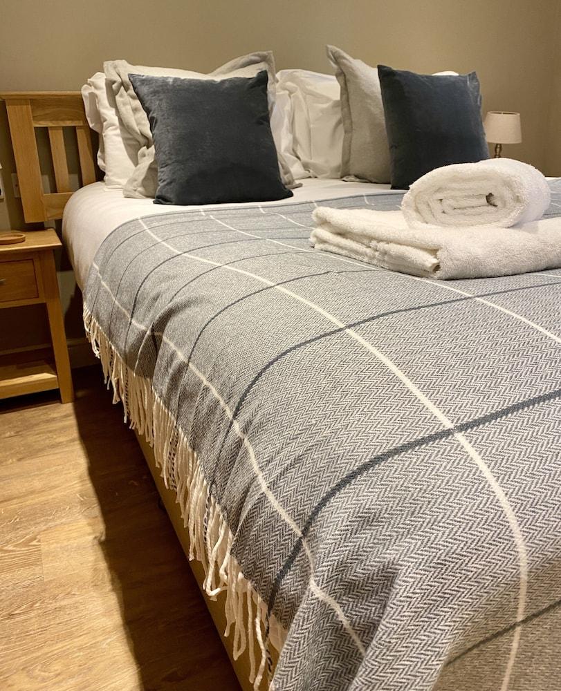 The Lion At West Pennard Hotel Eksteriør billede A bed with a throw