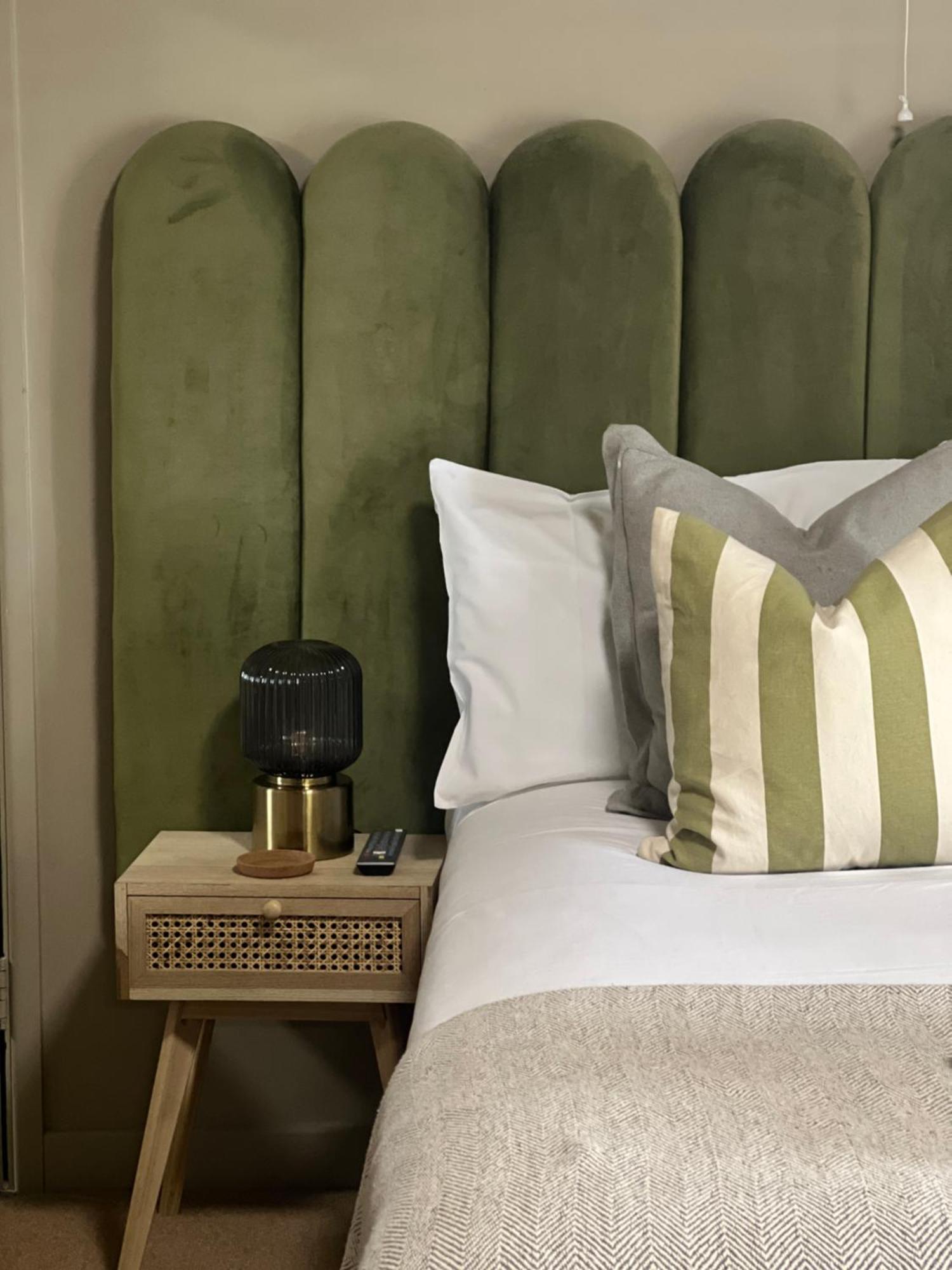 The Lion At West Pennard Hotel Eksteriør billede A bed with a green velvet headboard