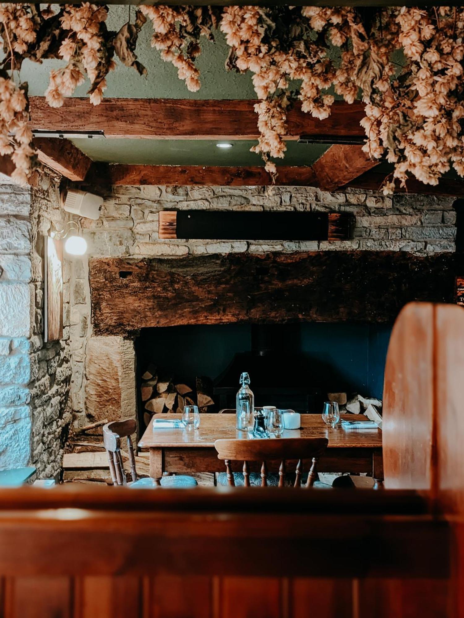 The Lion At West Pennard Hotel Eksteriør billede The interior of the restaurant