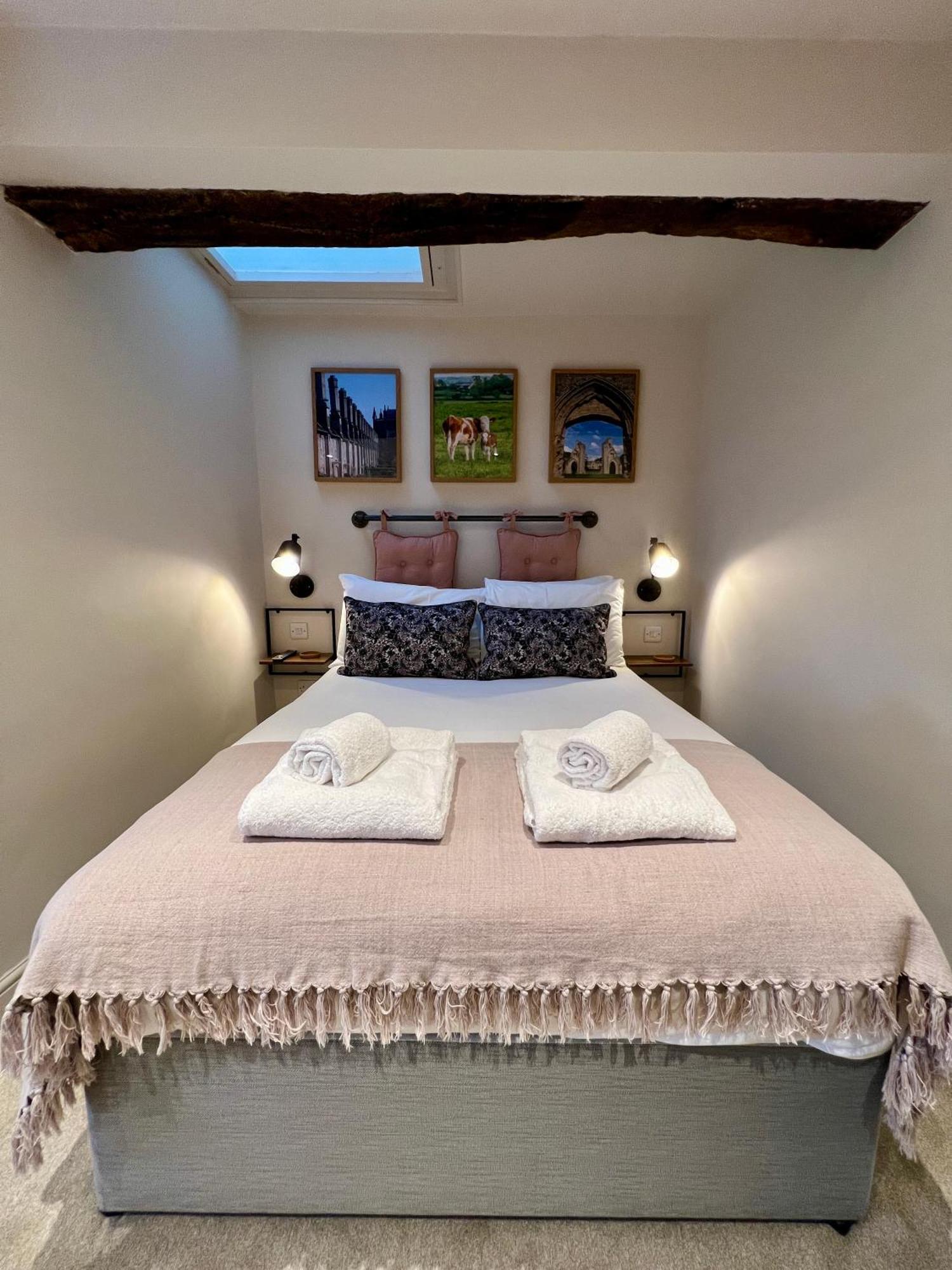 The Lion At West Pennard Hotel Eksteriør billede A bedroom at the hotel