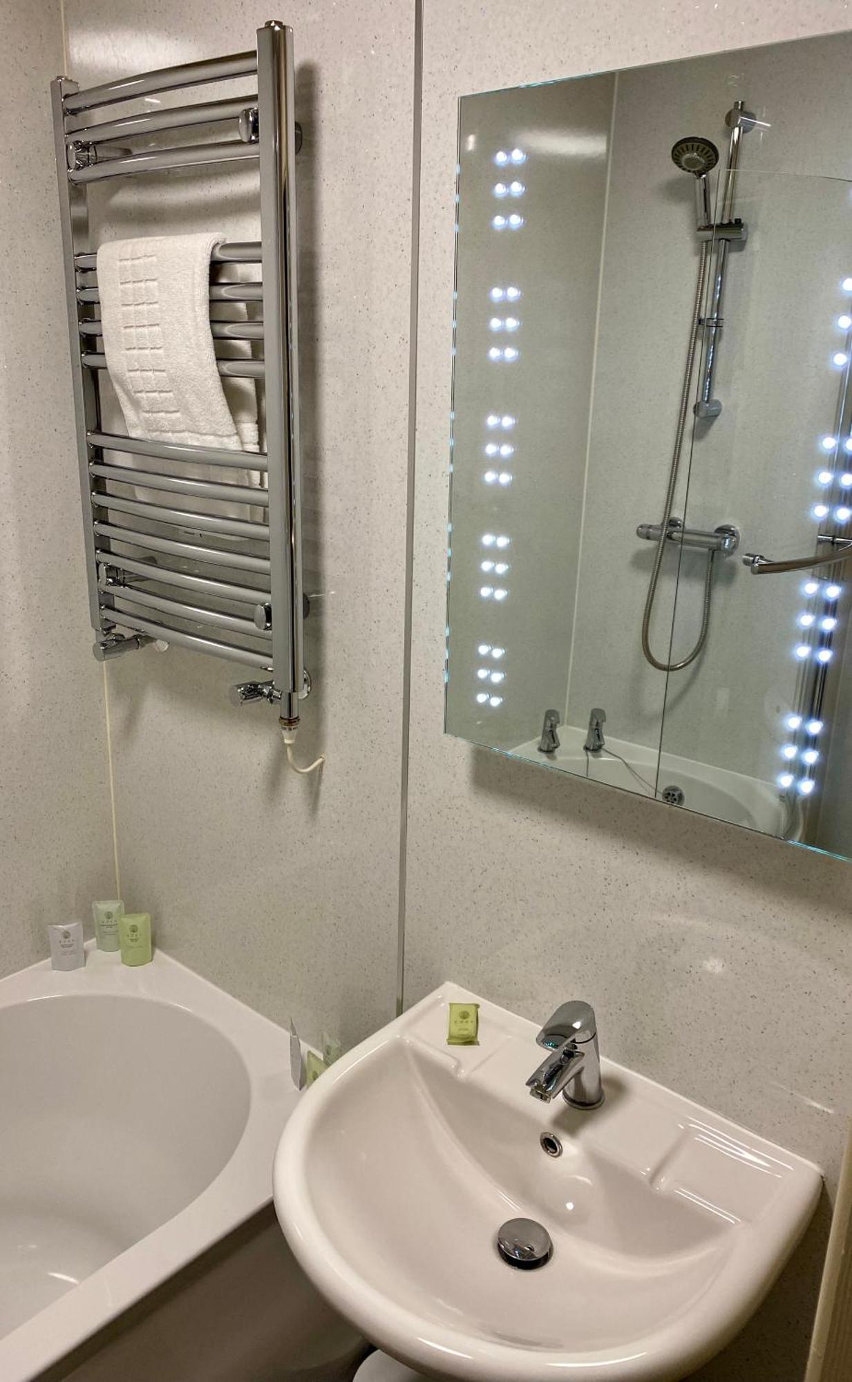The Lion At West Pennard Hotel Værelse billede A heated towel rail