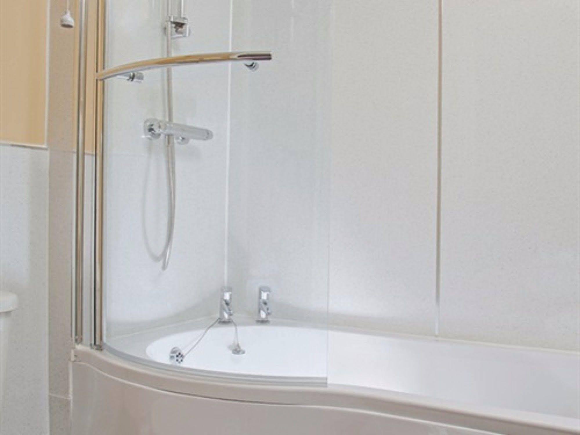 The Lion At West Pennard Hotel Eksteriør billede A shower bath
