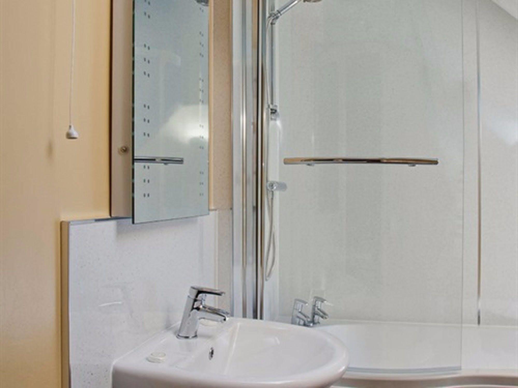 The Lion At West Pennard Hotel Eksteriør billede A shower bath