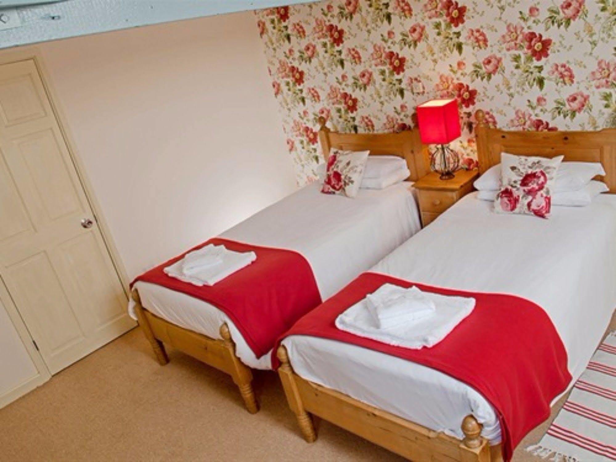 The Lion At West Pennard Hotel Eksteriør billede A typical bedroom at the hotel