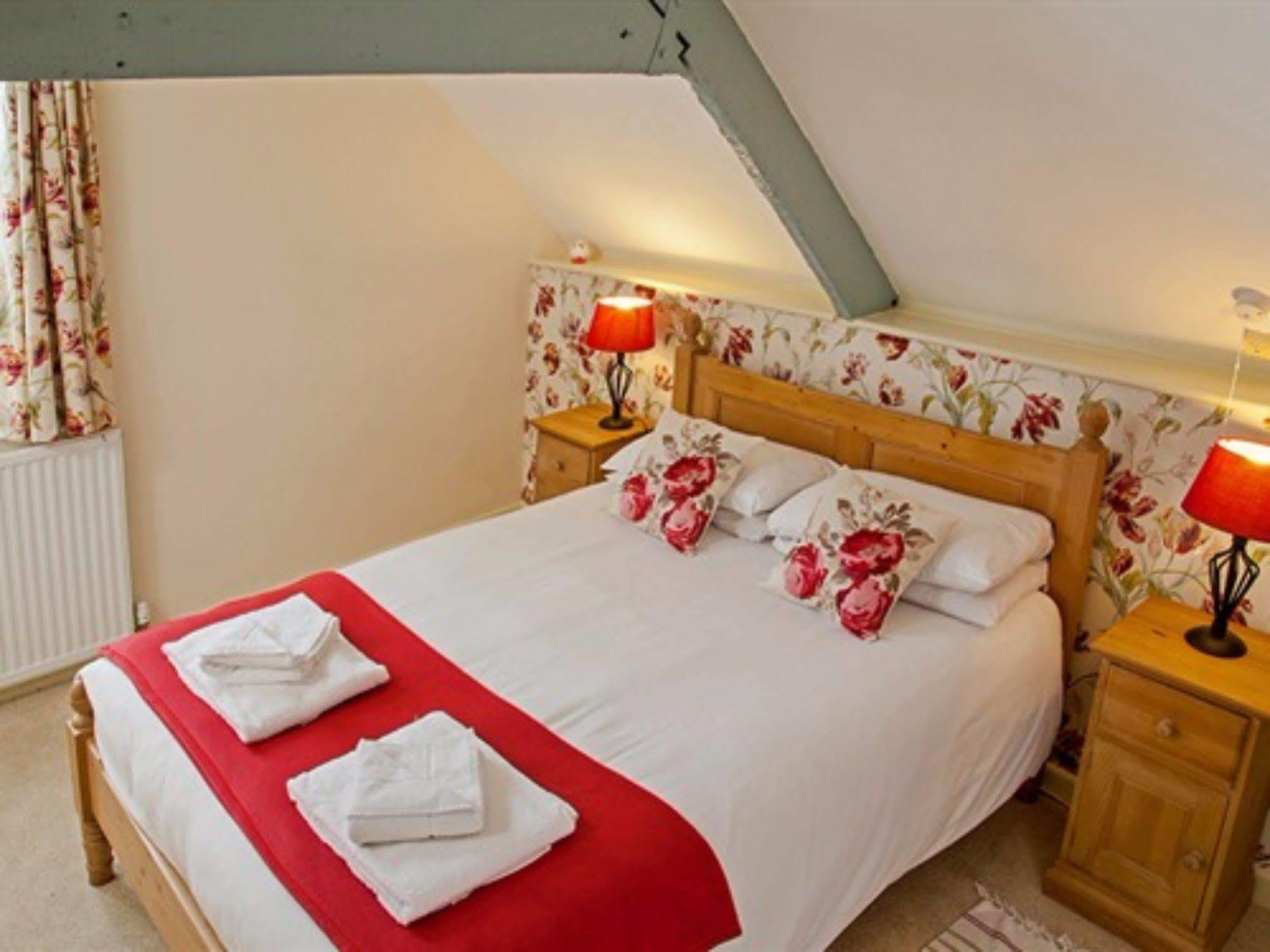 The Lion At West Pennard Hotel Eksteriør billede The Rose Room