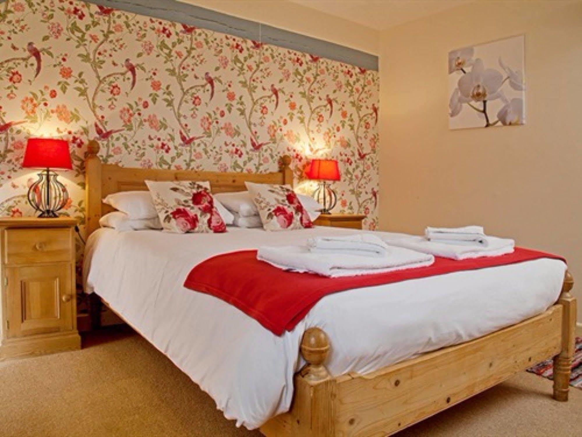 The Lion At West Pennard Hotel Eksteriør billede A bedroom at the Old Mill