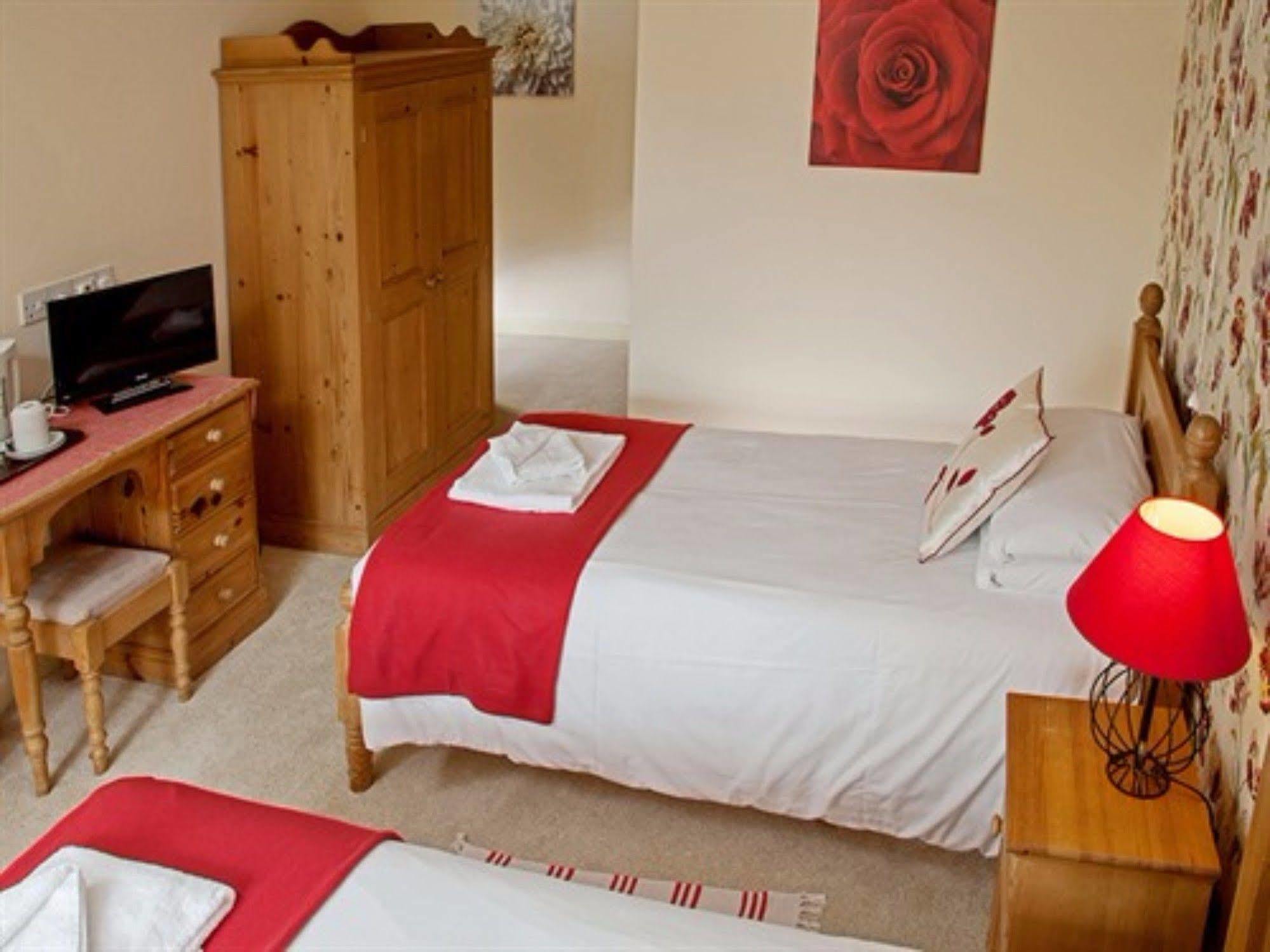 The Lion At West Pennard Hotel Eksteriør billede A typical bedroom at the school