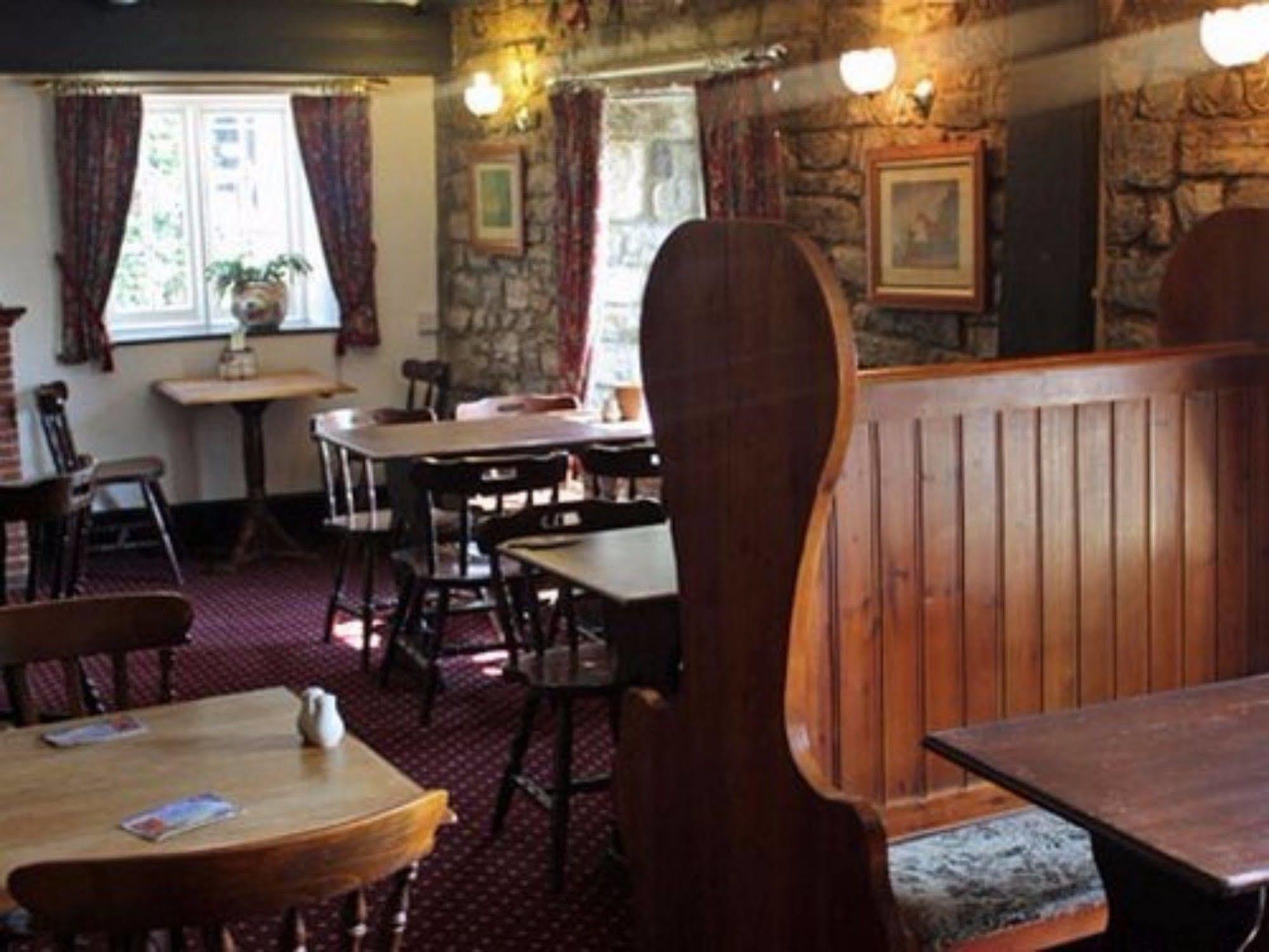 The Lion At West Pennard Hotel Eksteriør billede The interior of the pub