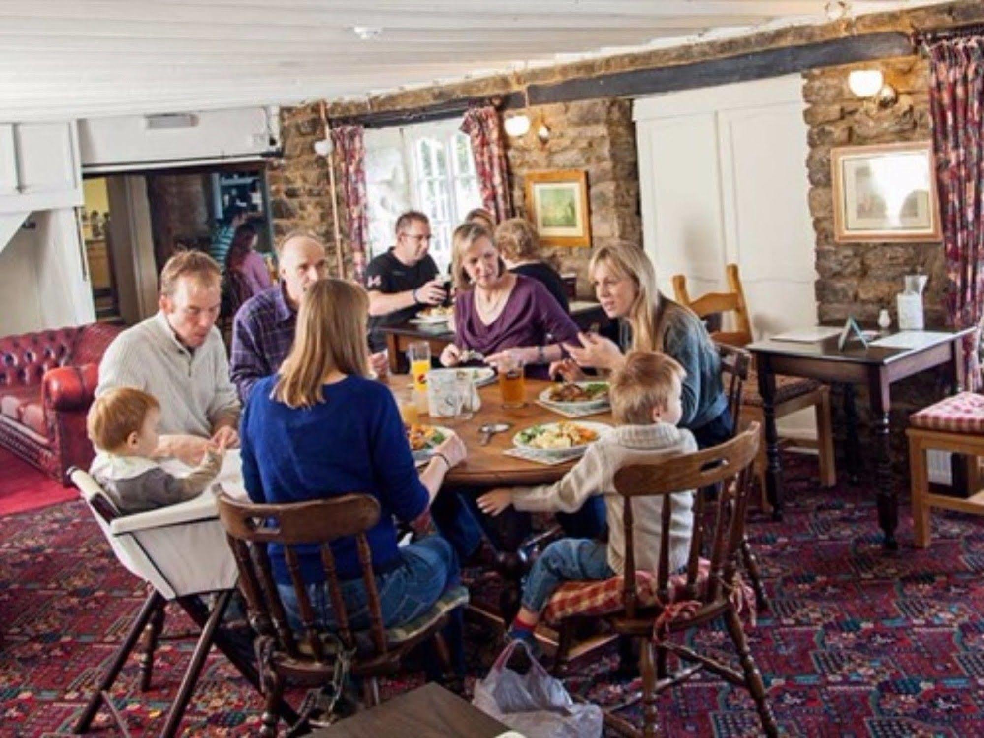 The Lion At West Pennard Hotel Eksteriør billede The interior of the pub