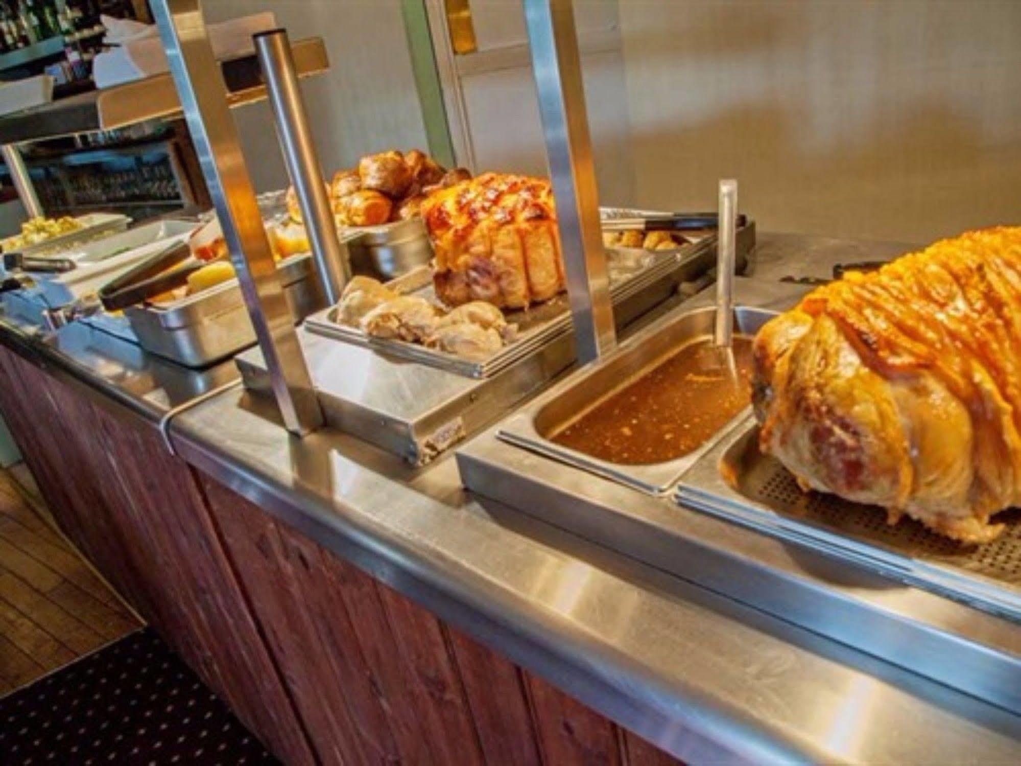 The Lion At West Pennard Hotel Eksteriør billede A hot buffet